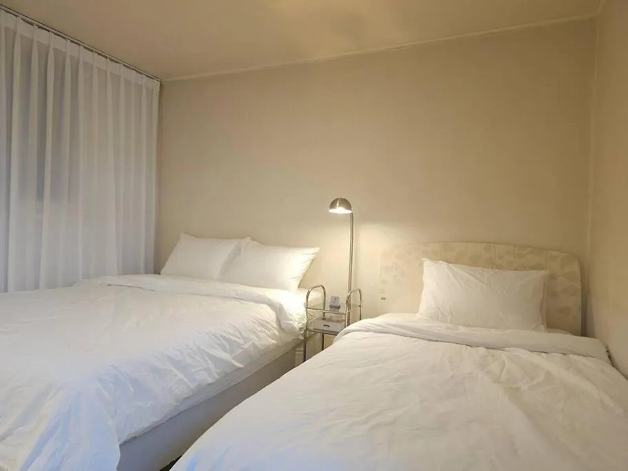 Hongdae, 10Mins To Hapjeong Station, Mangwon Station, 2 Rooms 3 Beds, Max 5Pax Seoul Villa