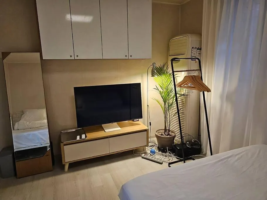 Hongdae, 10Mins To Hapjeong Station, Mangwon Station, 2 Rooms 3 Beds, Max 5Pax Seoul