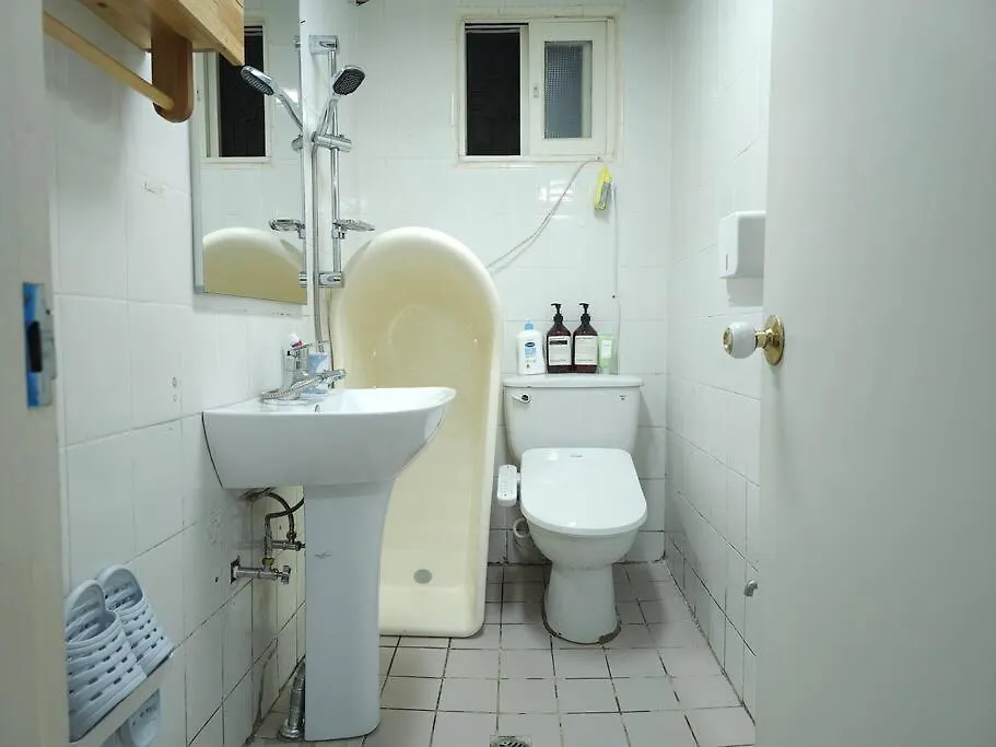 Hongdae, 10Mins To Hapjeong Station, Mangwon Station, 2 Rooms 3 Beds, Max 5Pax Seoul Villa